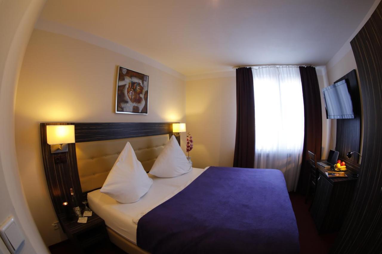 דיסלדורף Hotel Famosa מראה חיצוני תמונה